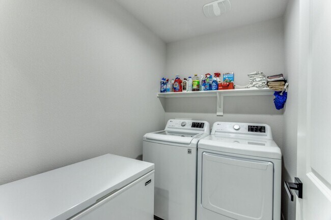 Building Photo - Contemporary in Cleburne!