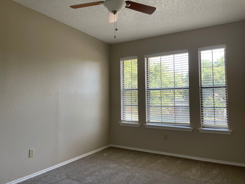 2nd bedroom - 1261 W Hudgins St