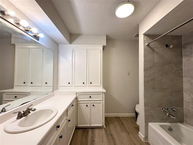 Building Photo - 6102 Howland Ct
