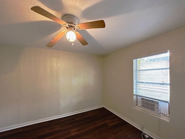 Building Photo - Cozy 2 Bedroom, 1 Bathroom House