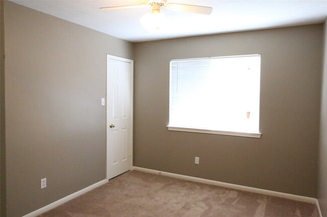 Building Photo - 10811 Burkes Garden Dr