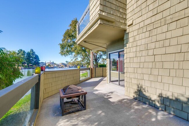 Building Photo - 1108 Shoreline Dr