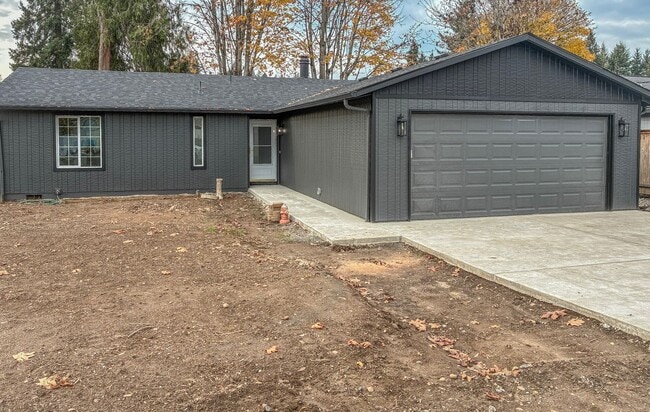 Building Photo - 3 Bedroom 2 Bath in Scappoose- Do Not Miss...