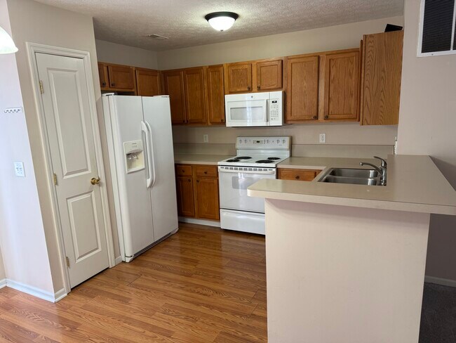 Building Photo - 1006 Hartford Village Blvd