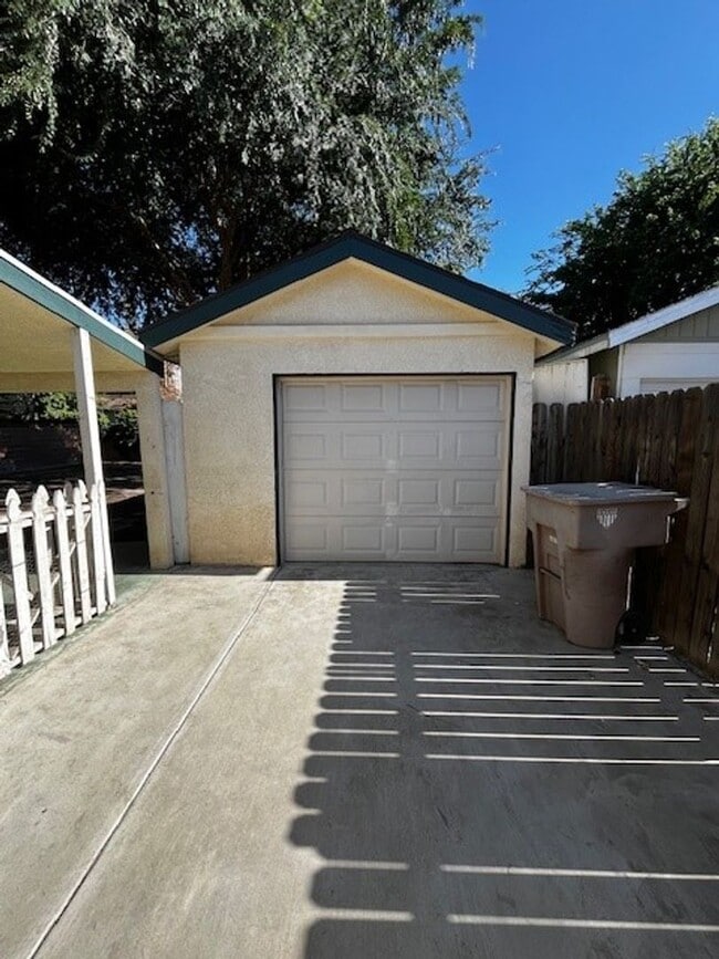 Building Photo - 2209 Chester Ln
