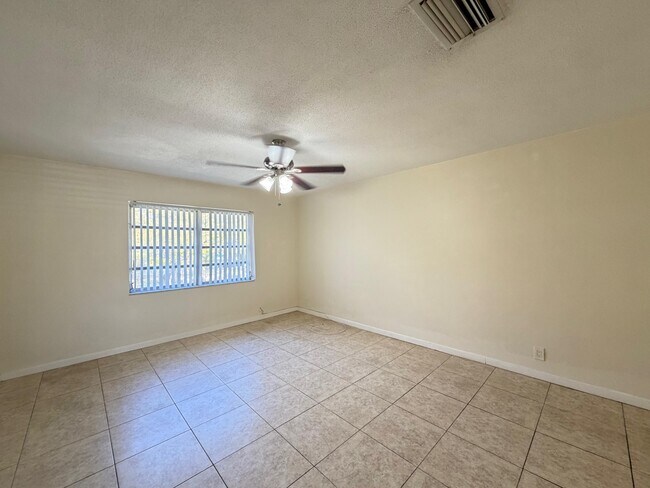 Building Photo - 5811 NE 14th Rd