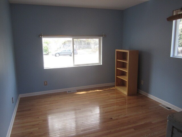 Building Photo - 3 Bed 2 Bath Martin Acres Home With Large Backyard & Flatiron Views!