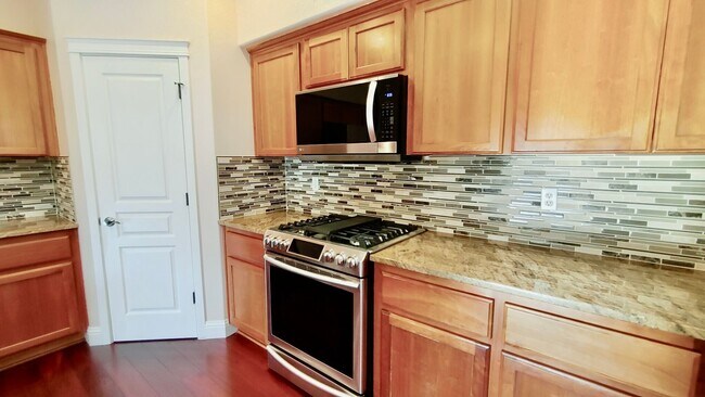 Building Photo - **$1000 OFF FIRST FULL MONTHS RENT**  Gorg...