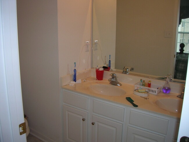 Building Photo - --APPLICATION PENDING CURRENTLY UNAVAILABL...