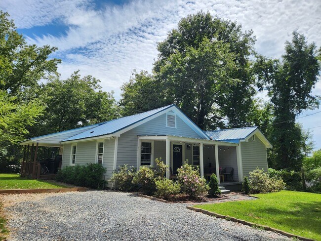 Building Photo - Charming 3BR/2BA Home Near Downtown Athens & Five Points