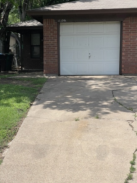 Building Photo - 4706 Sandage Ave