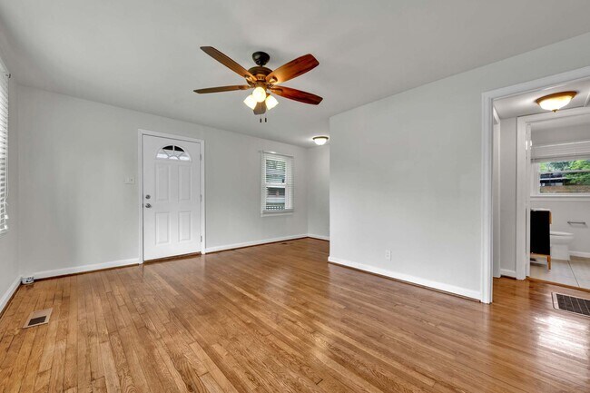 Building Photo - Adorable bungalow