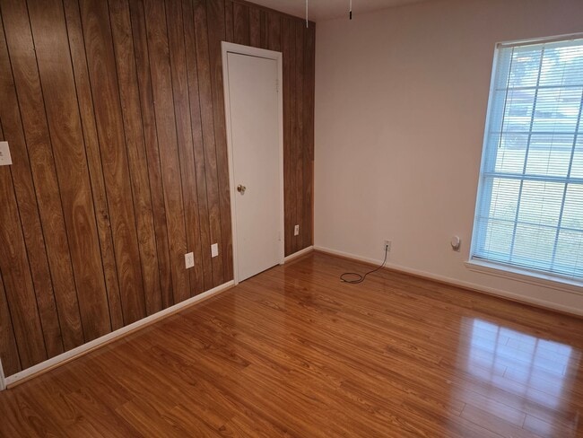 Building Photo - 2121 Redwood St