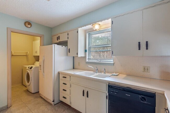 Building Photo - 8401 Tecumseh Dr