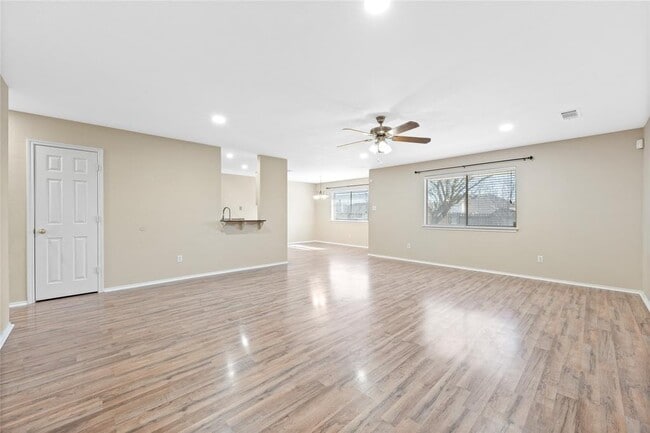 Building Photo - 210 Mesquite Cir
