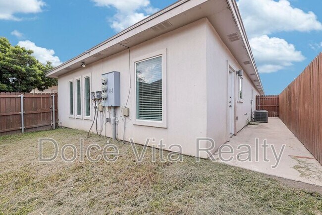 Building Photo - 1012 E la Cantera Ave