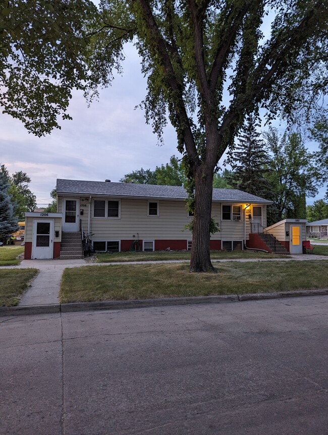 Building Photo - 1206 10th Ave S