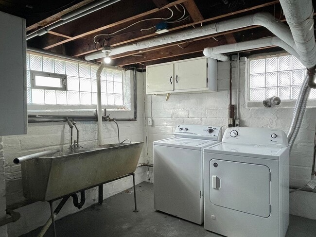 Building Photo - Single Family House 4-Bedroom, 2-Bath For ...