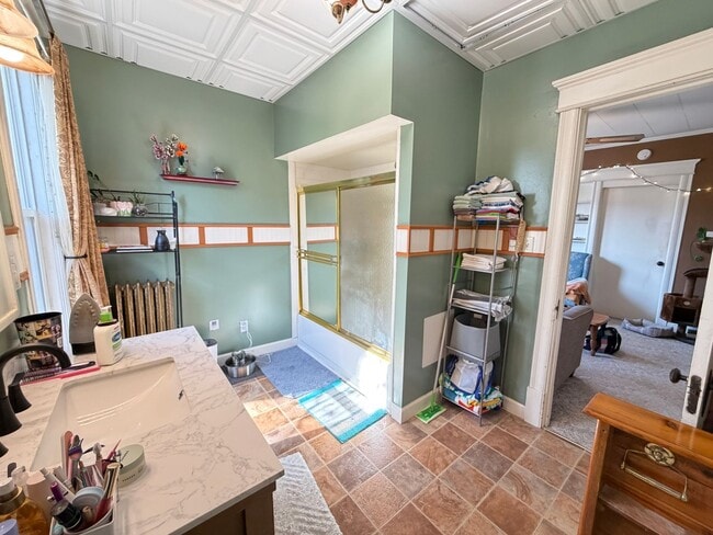 Building Photo - 1st Floor 2 Bedroom Apartment w/ Private Basement - Available July 1st