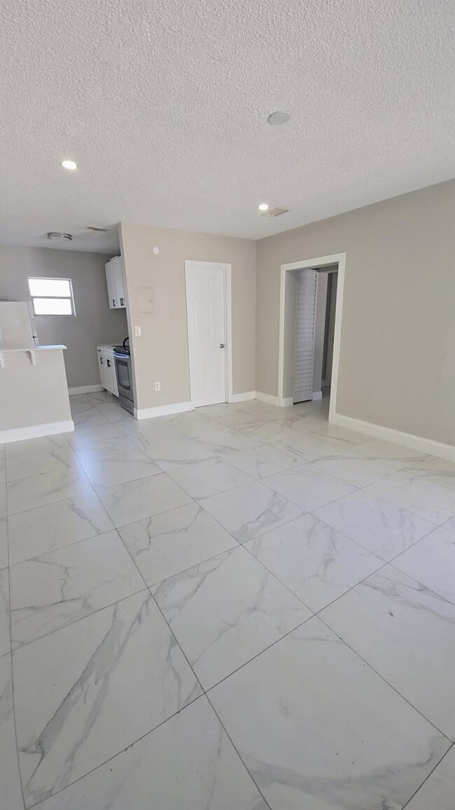 Building Photo - 616 NW 5th Ave