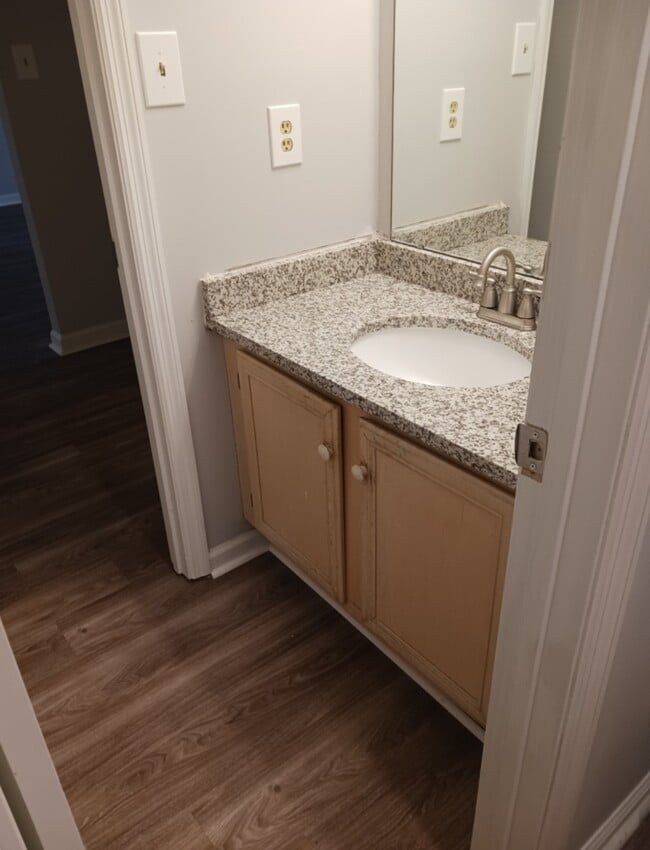 Building Photo - 1701 Somerville Rd SE