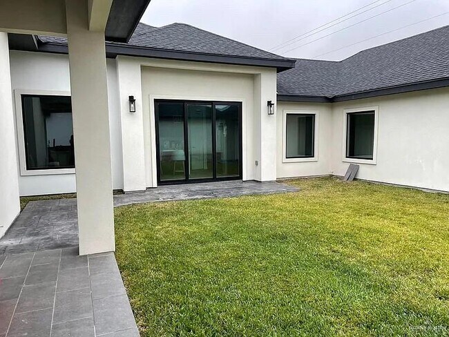 Building Photo - 8 St Honore Dr