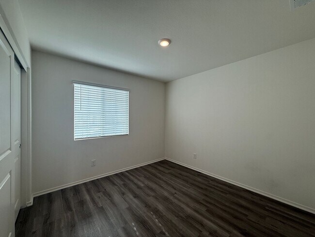 Building Photo - West Lancaster 4 bedroom!