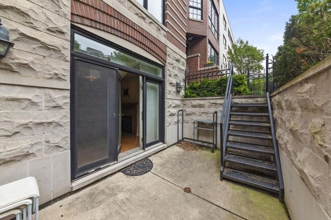 Building Photo - 2 bedroom in Chicago IL 60657