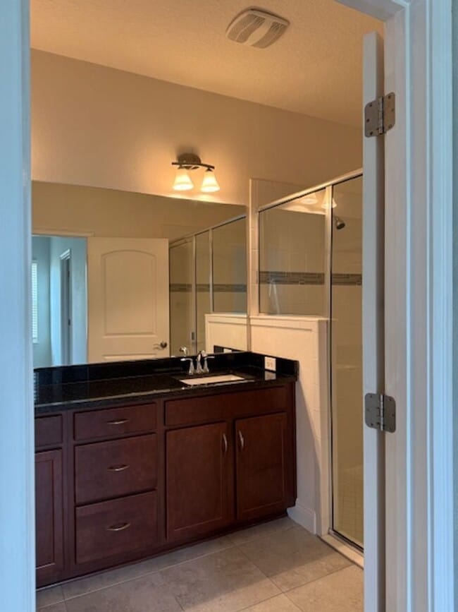 Building Photo - 4 Bedroom 2 bath beautiful spacious home i...