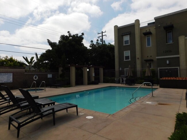 Building Photo - Beautiful Tri Level 2 Bed 2.5 Bath Single ...
