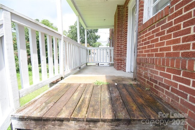 Building Photo - 614 N Ellis St