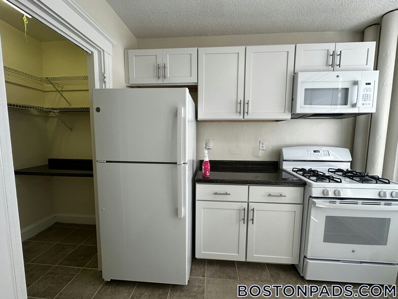 Building Photo - 5 Barrows St