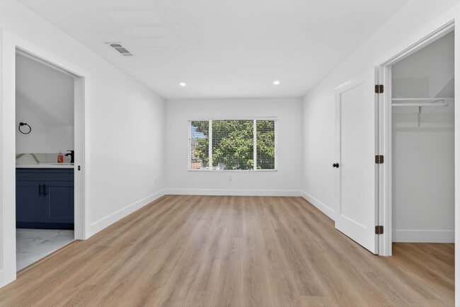 Building Photo - 678 E 45th St