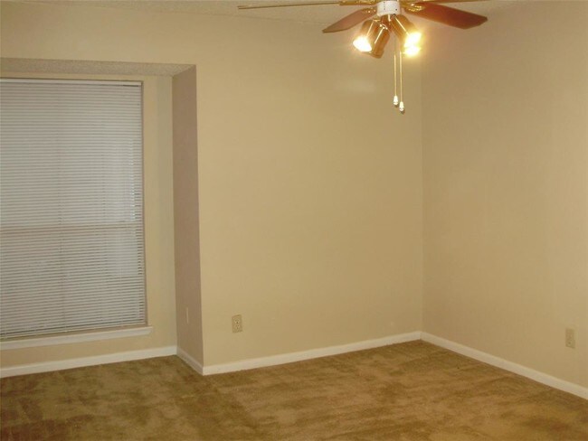 Building Photo - 17331 Red Oak Dr