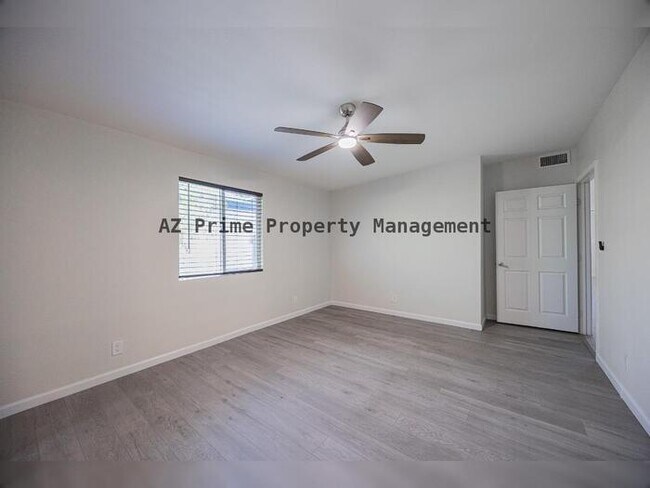 Building Photo - 1332 E Whitton Ave