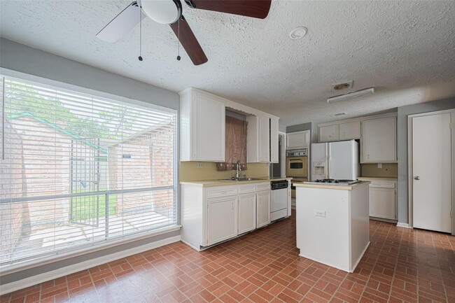 Building Photo - 10534 Evesborough Dr