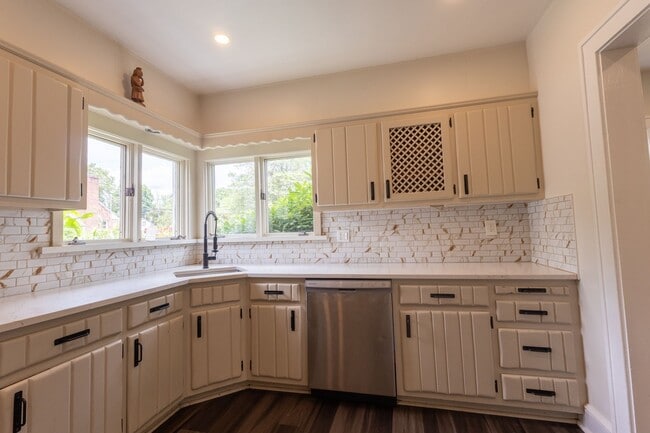 Building Photo - Spacious 3-bedroom, 2-bathroom (Full House...