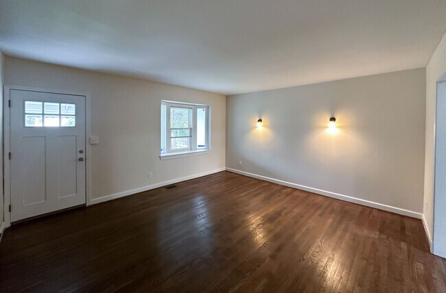 Building Photo - Charming 3Bedroom/1Bathroom in Cameron Vil...