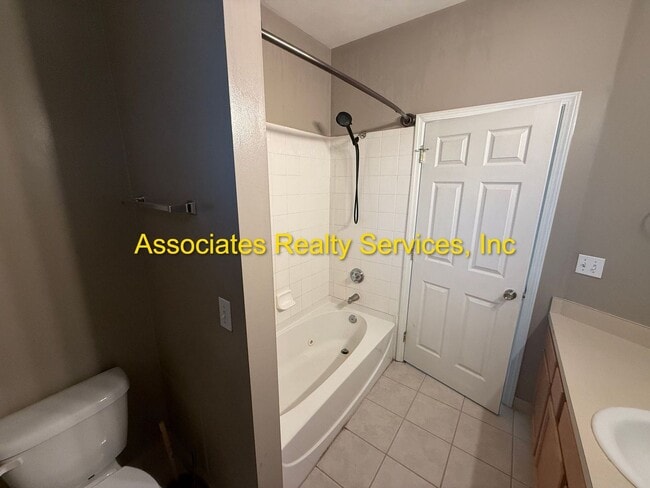 Building Photo - Spacious End Unit Available in Garland Condo