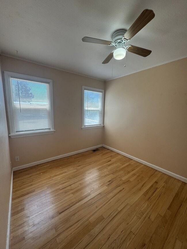 Building Photo - 2 bed 1 bath house in great neighborhood -...