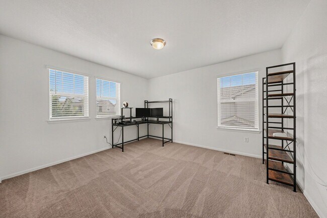 Building Photo - Beautiful spacious four bedroom house!
