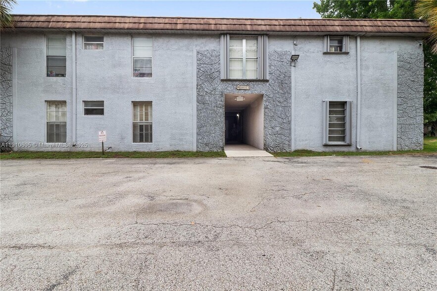 Building Photo - 10353 N Kendall Dr