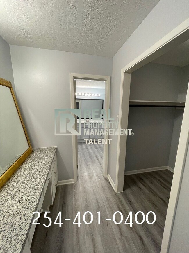 Building Photo - 111 Country Club Dr