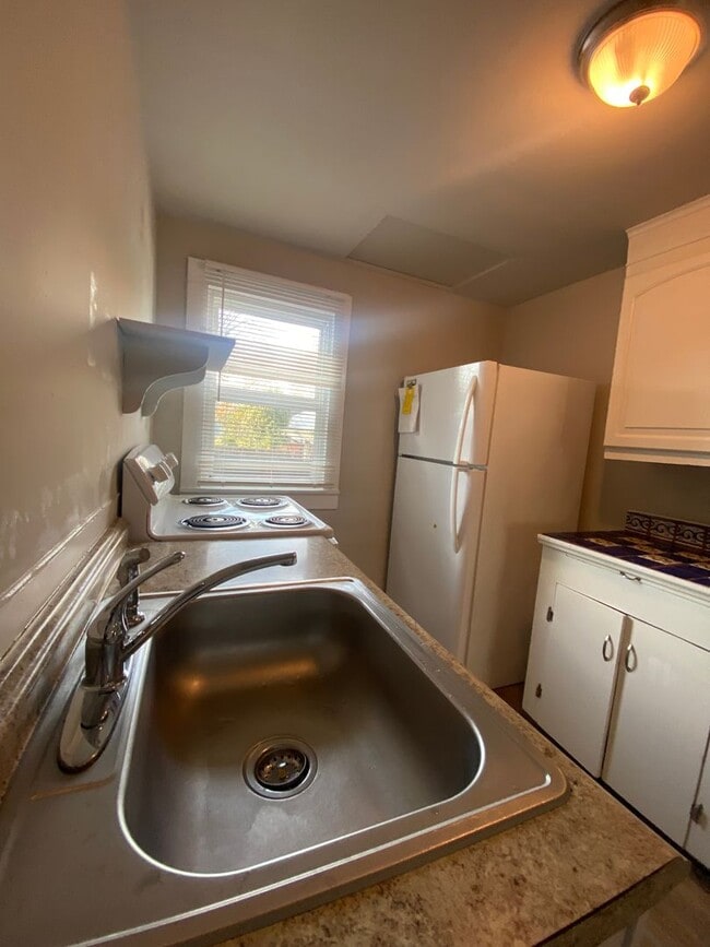 Building Photo - Adorable Cottage Style Home Near Reed College and Woodstock and Trader Joes.