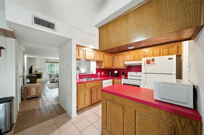 Building Photo - 3919 Fairmont Pkwy