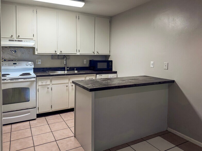 Building Photo - 1405 E 40th St