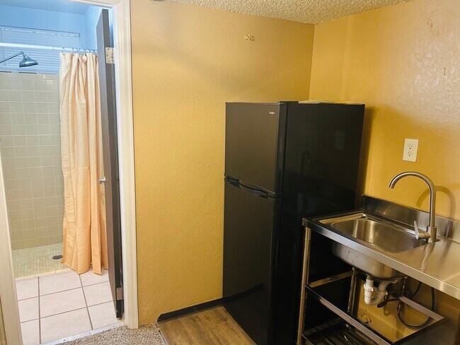 Building Photo - 5890 Del Paz Dr