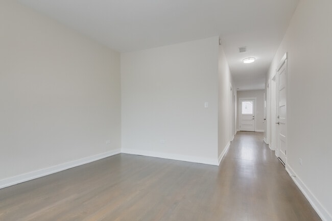 Building Photo - 2842 N Avers Ave