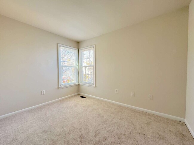 Building Photo - Lake Ridge Gem: Your Inviting Home Awaits!