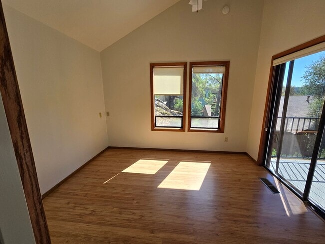 Building Photo - Welcome to this charming 1-bedroom, 1.5 ba...